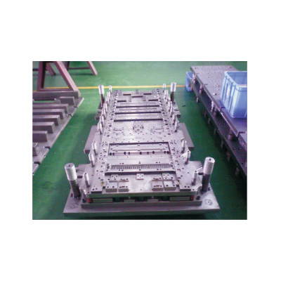 汽車散熱主片自動(dòng)模具